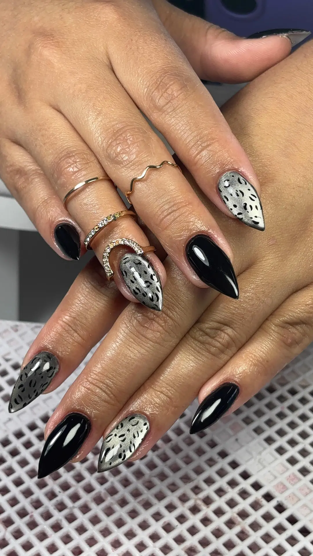 Unhas stiletto pretas com animal print prateado