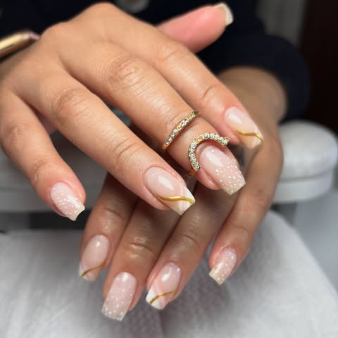 Unhas francesinha nude com detalhe dourado