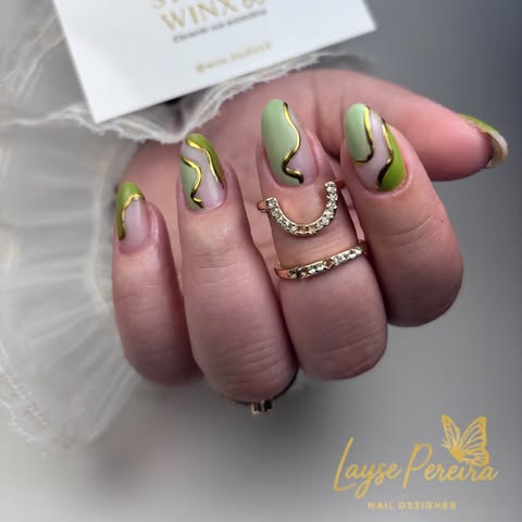 Unhas verdes com ondas douradas